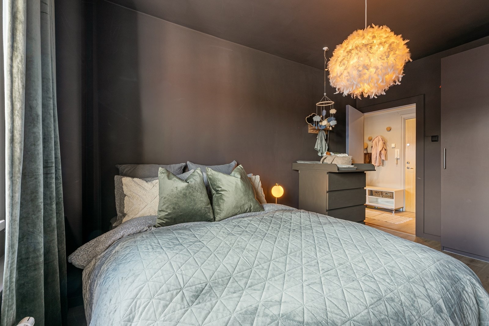 Vegger og tak i malt i en delikat, lun fargetone som sikrer en god natts søvn. Galleribilde