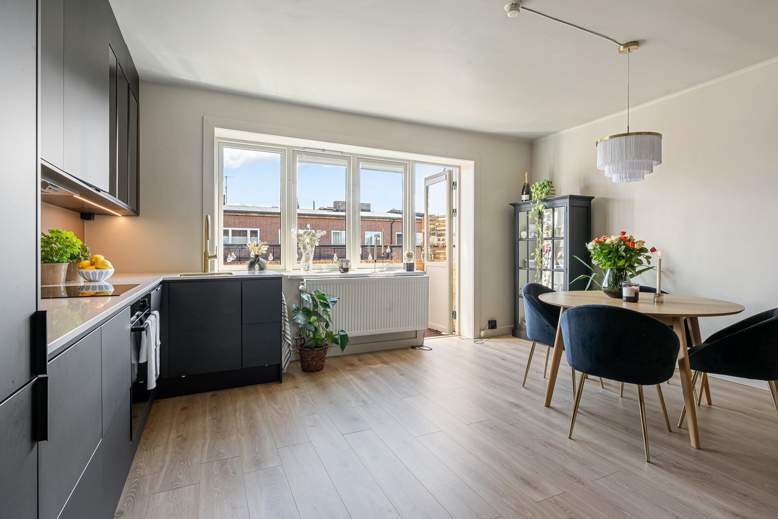 Boligen har en sosial og åpen stue- og kjøkkenløsning, noe dagens eiere selv har satt stor pris på! Galleribilde