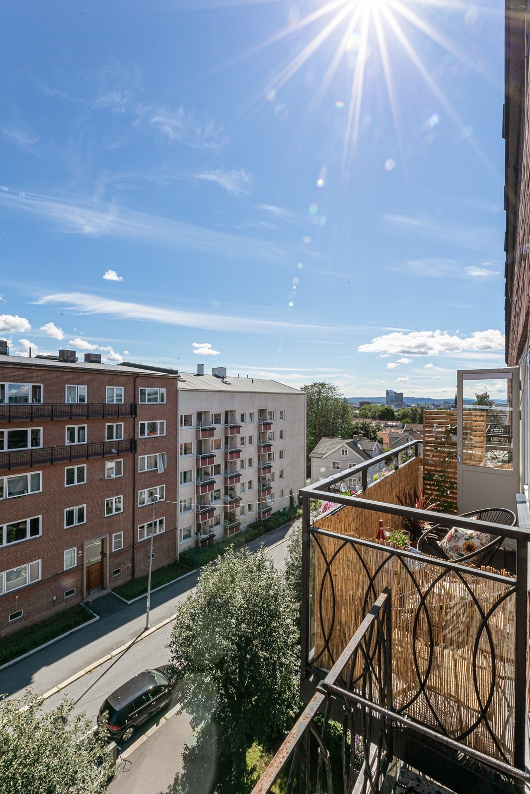 Med plass til sittegruppe, blomsterkasser og grill, ligger alt til rette for at de varme dagene kan nytes her ute. Galleribilde