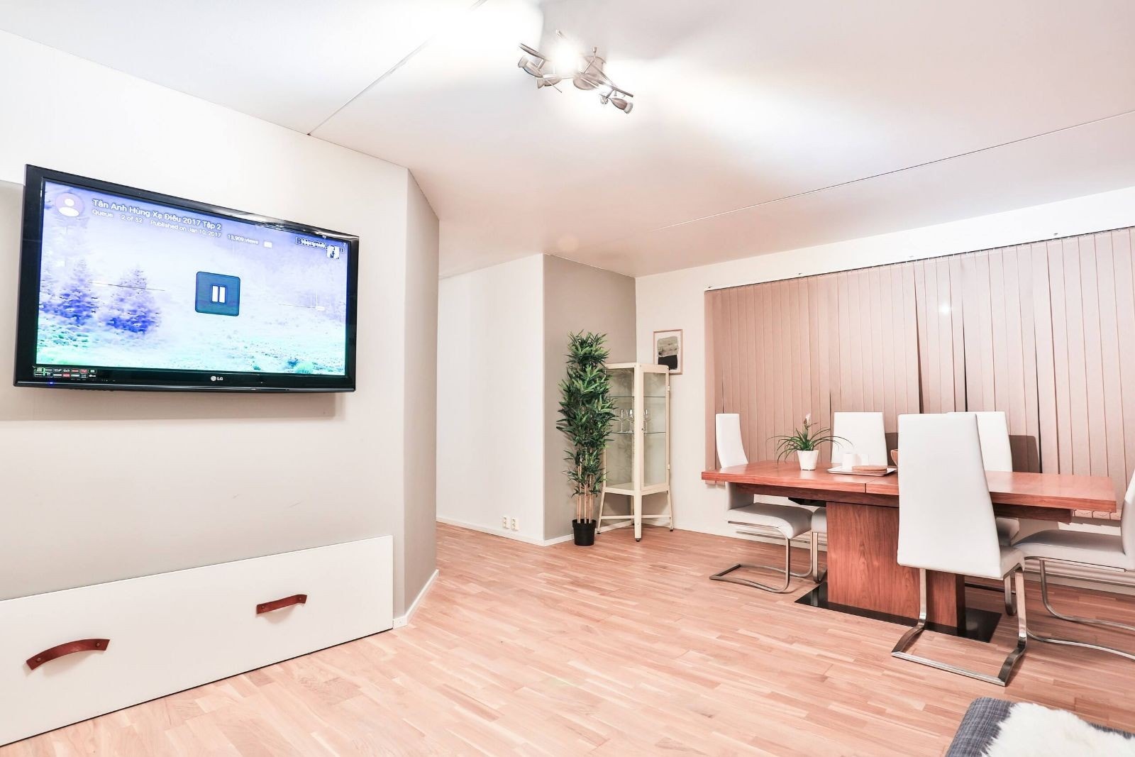 Leiligheten har god plass til sofakrok, spisestue, og store vinduer som gir leiligheten godt med lys Galleribilde