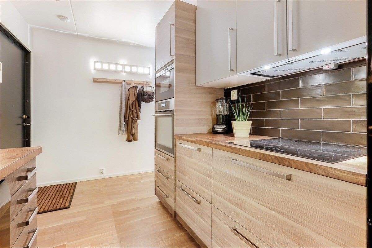 Kjøkken med diverse hvitevarer og godt med skap- og benkeplass Galleribilde