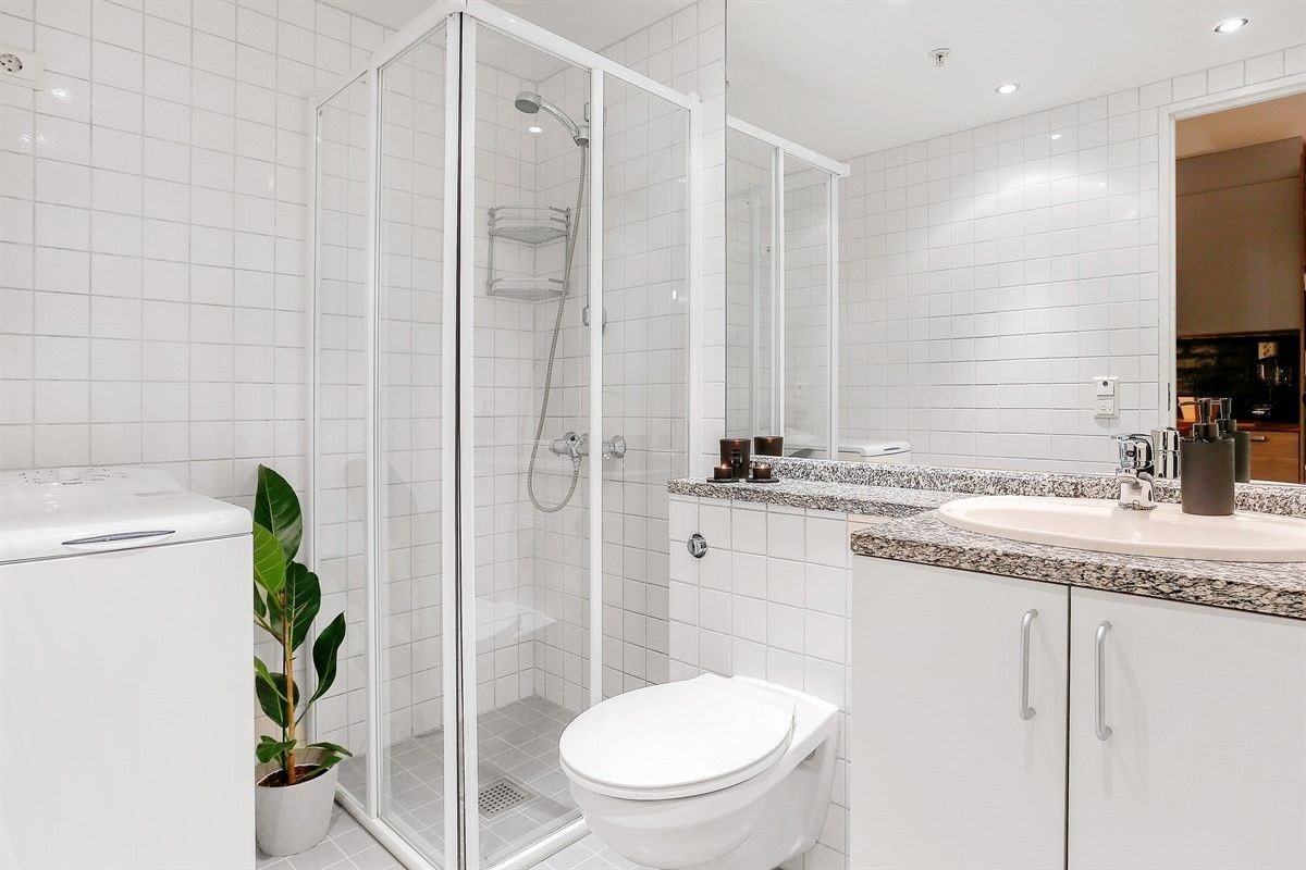 Pent flislagt bad med kombinert vask/tørketrommel (ikke avbildet) og varme i gulv Galleribilde