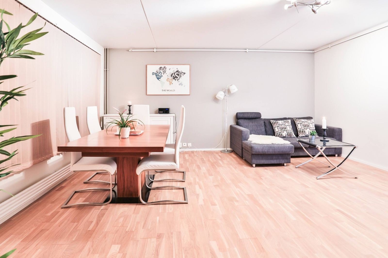 Pen stue med god plass til sofa og spisegruppe med tilhørende stoler Galleribilde