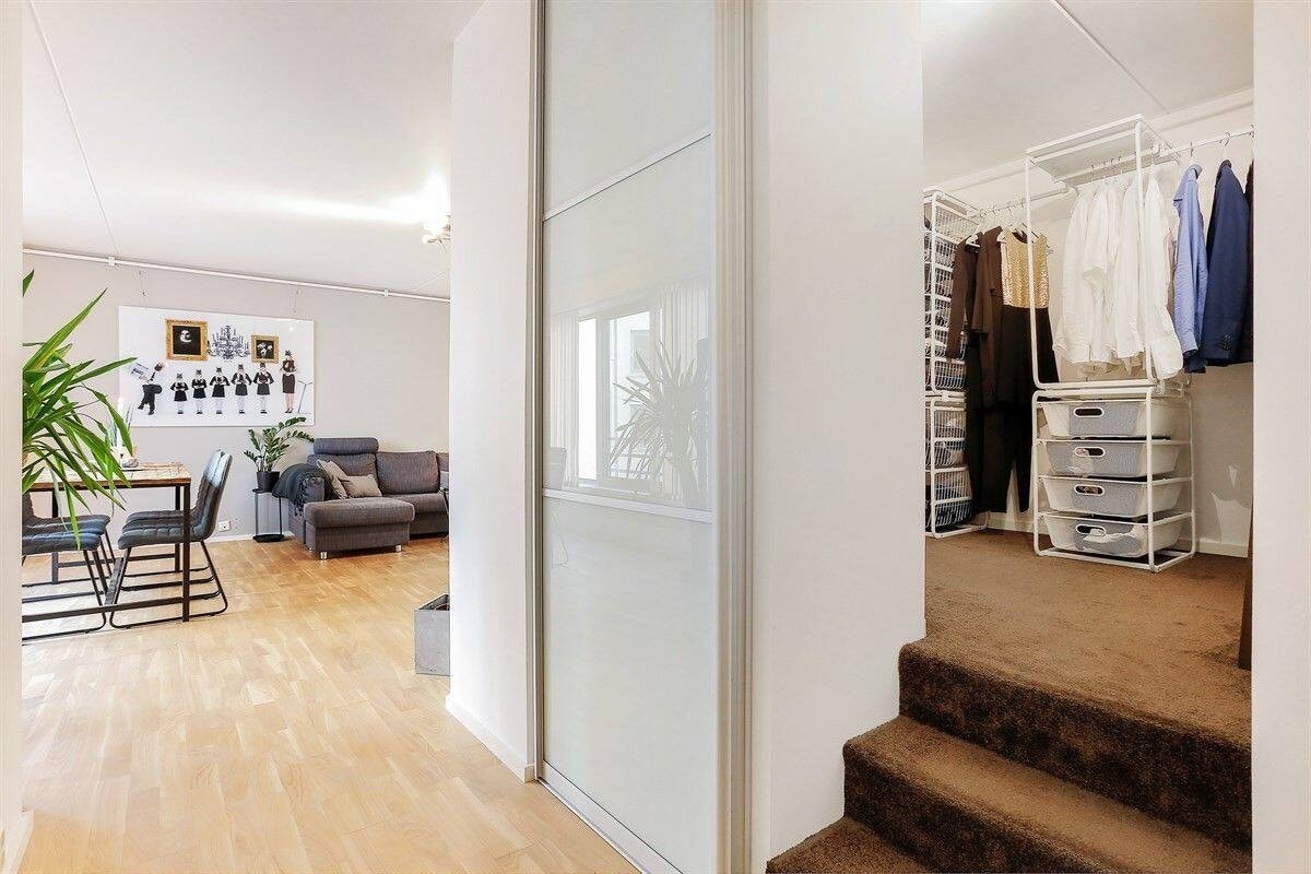 Walk-in closet/ omkledningsrom gir gode oppbevaringsmuligheter Galleribilde