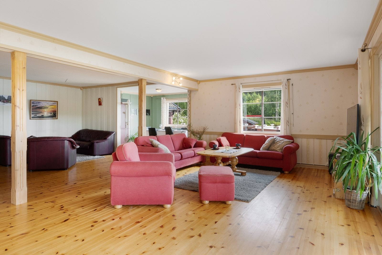 Lys, romslig stue med god plass til flere møbleringsalternativer. Galleribilde