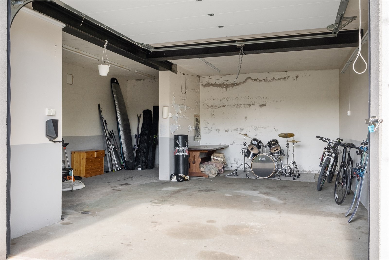 Frittstående garasje med sokkeletasje. Galleribilde