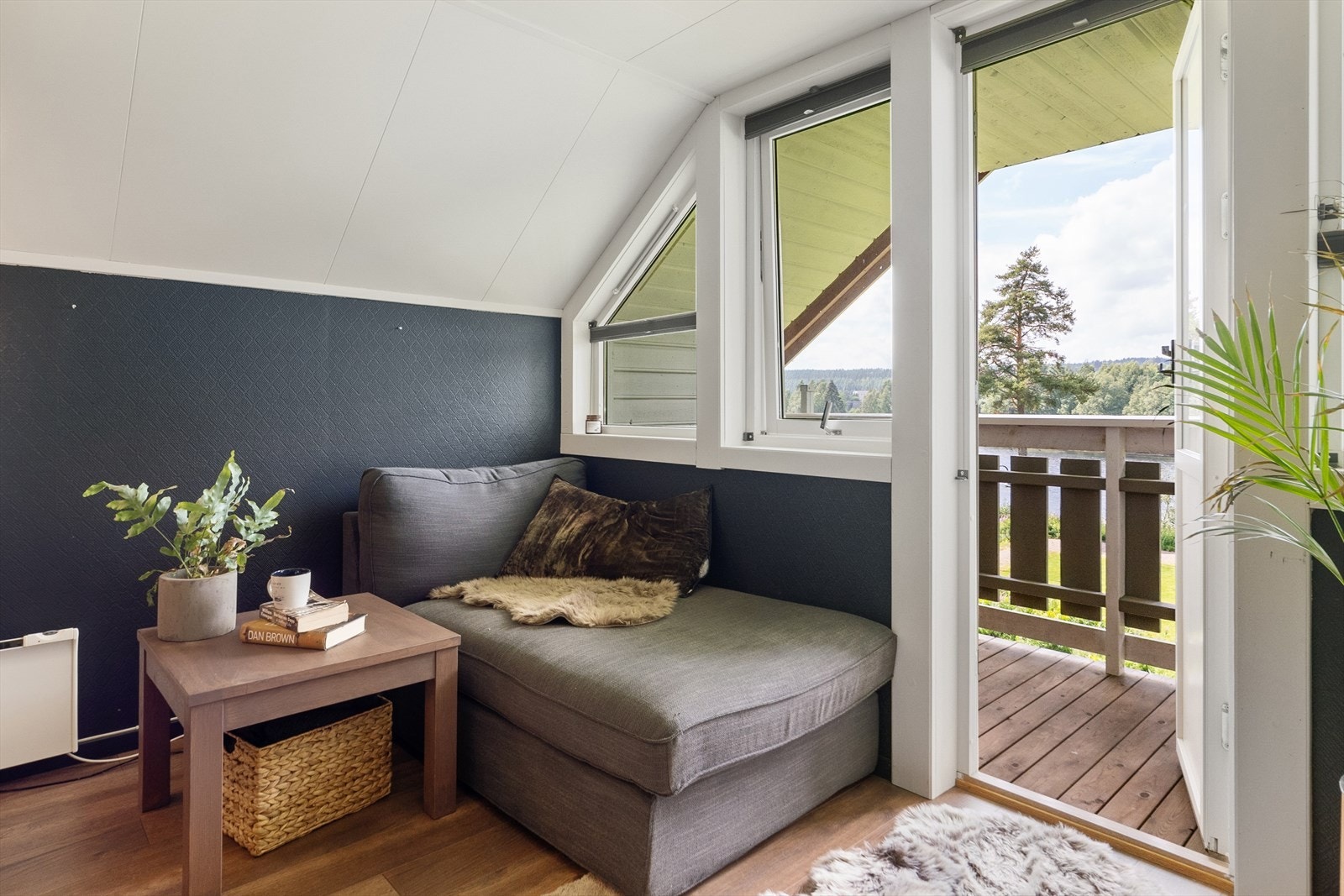 Soverom i 2.etasje med adkomst til balkong. Galleribilde