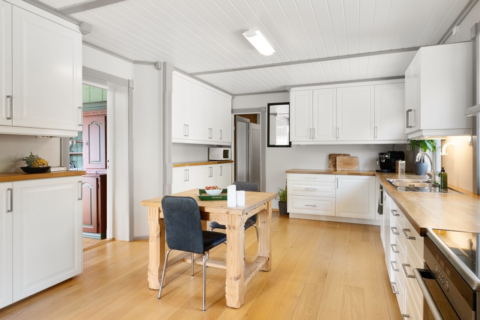 Kjøkkenet har godt med skap- og benkeplass. Galleribilde