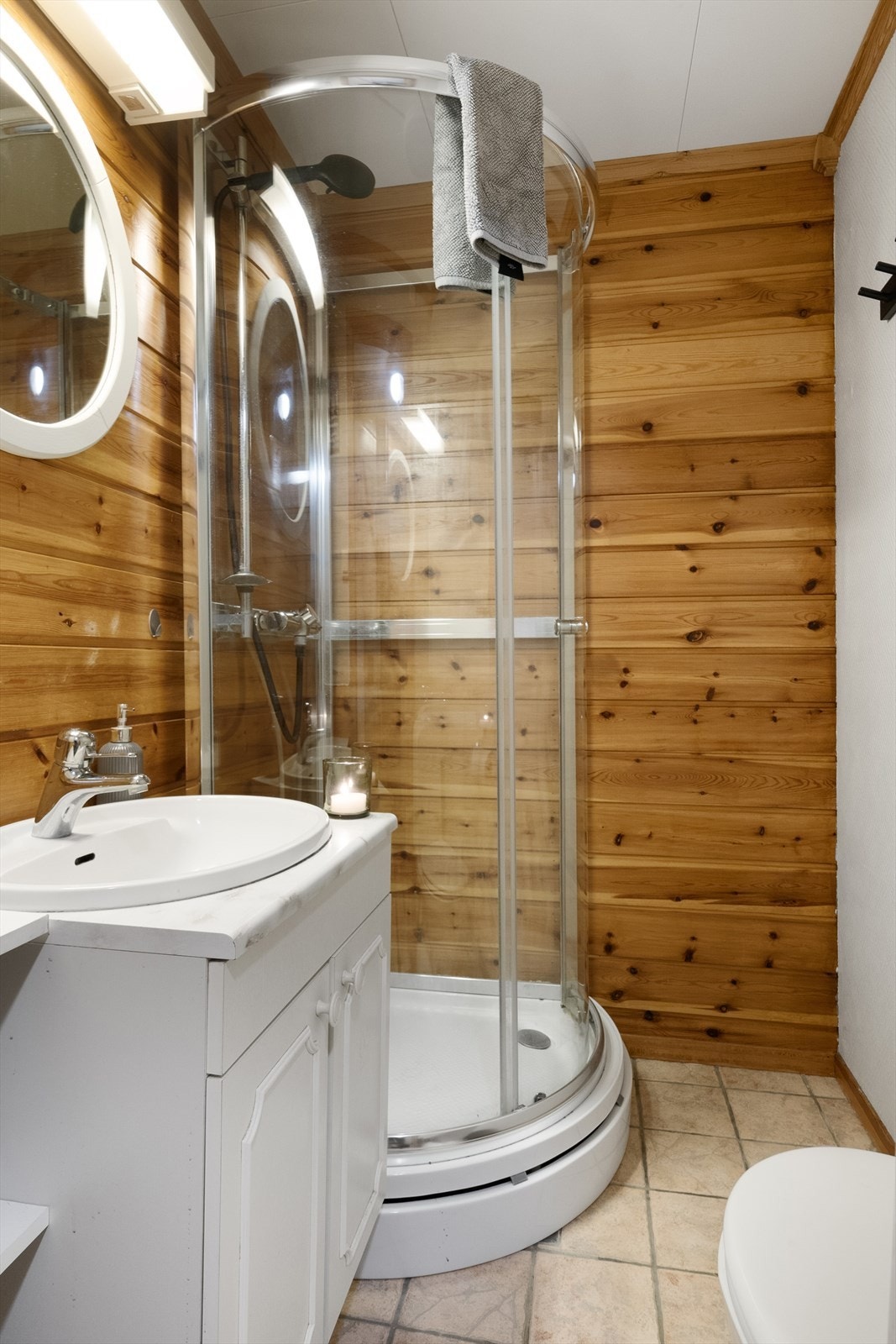 Bad i sokkelkjeller. Galleribilde