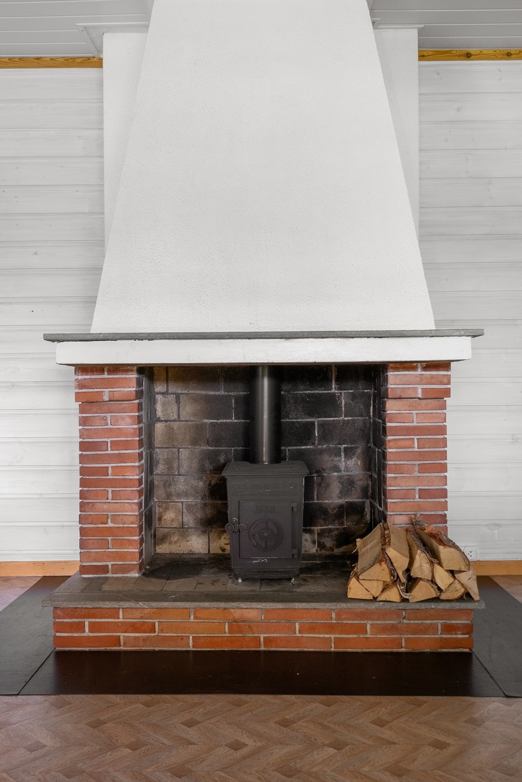 Oppvarming med blant annet vedfyring. Galleribilde