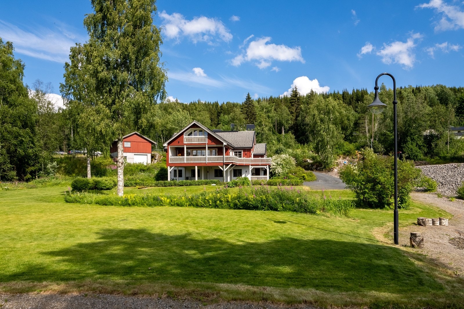 Fra boligen er det ca. 1,5 km til Rena sentrum. Galleribilde