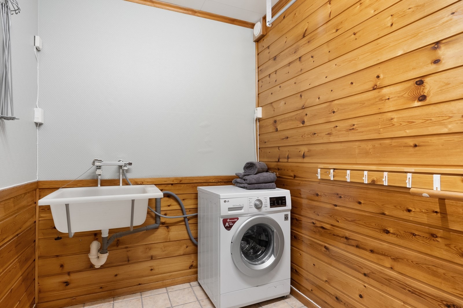 Vaskerom i sokkelkjeller. Galleribilde