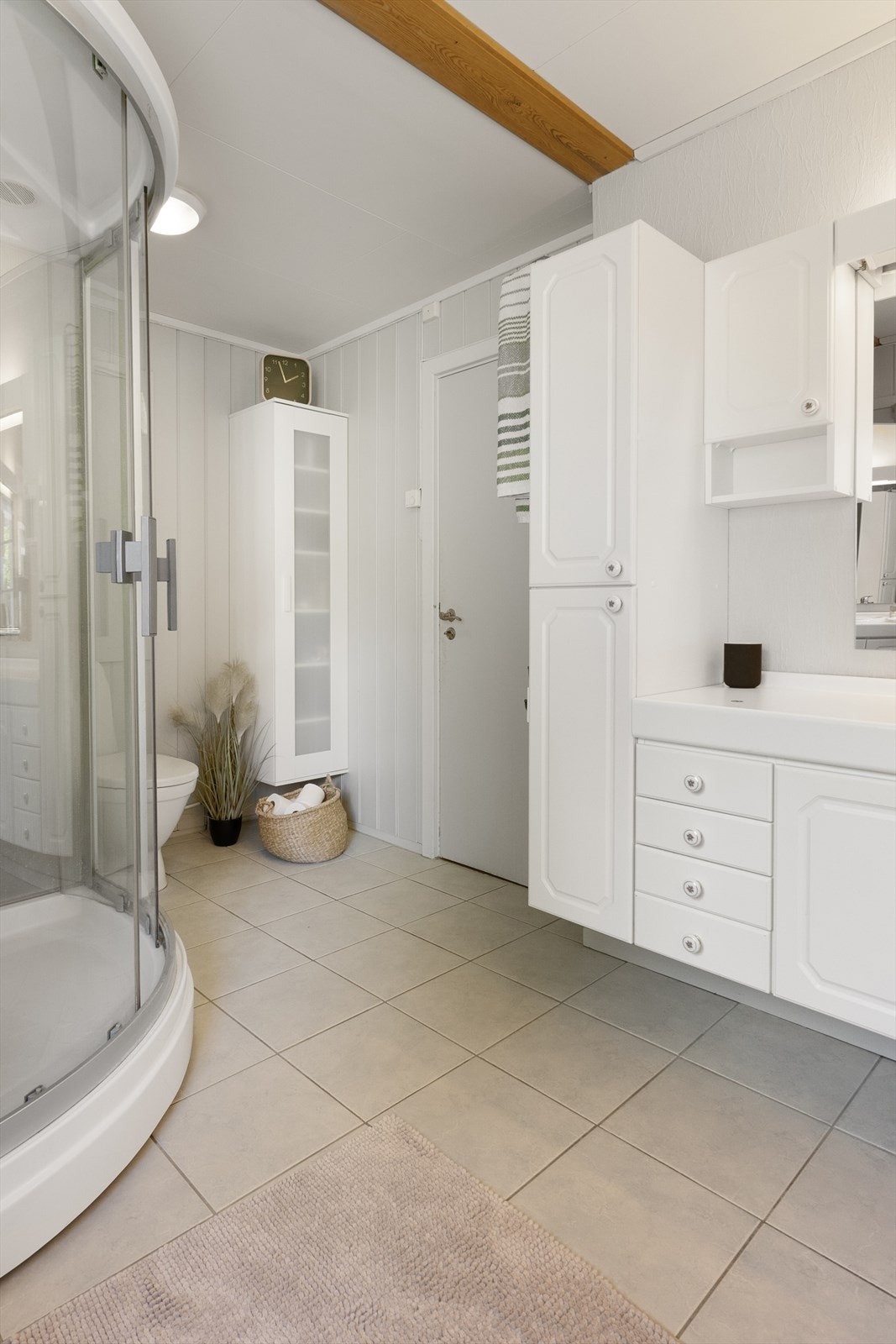 Badet i 1.etasje har elektriske varmekabler i gulvet. Galleribilde