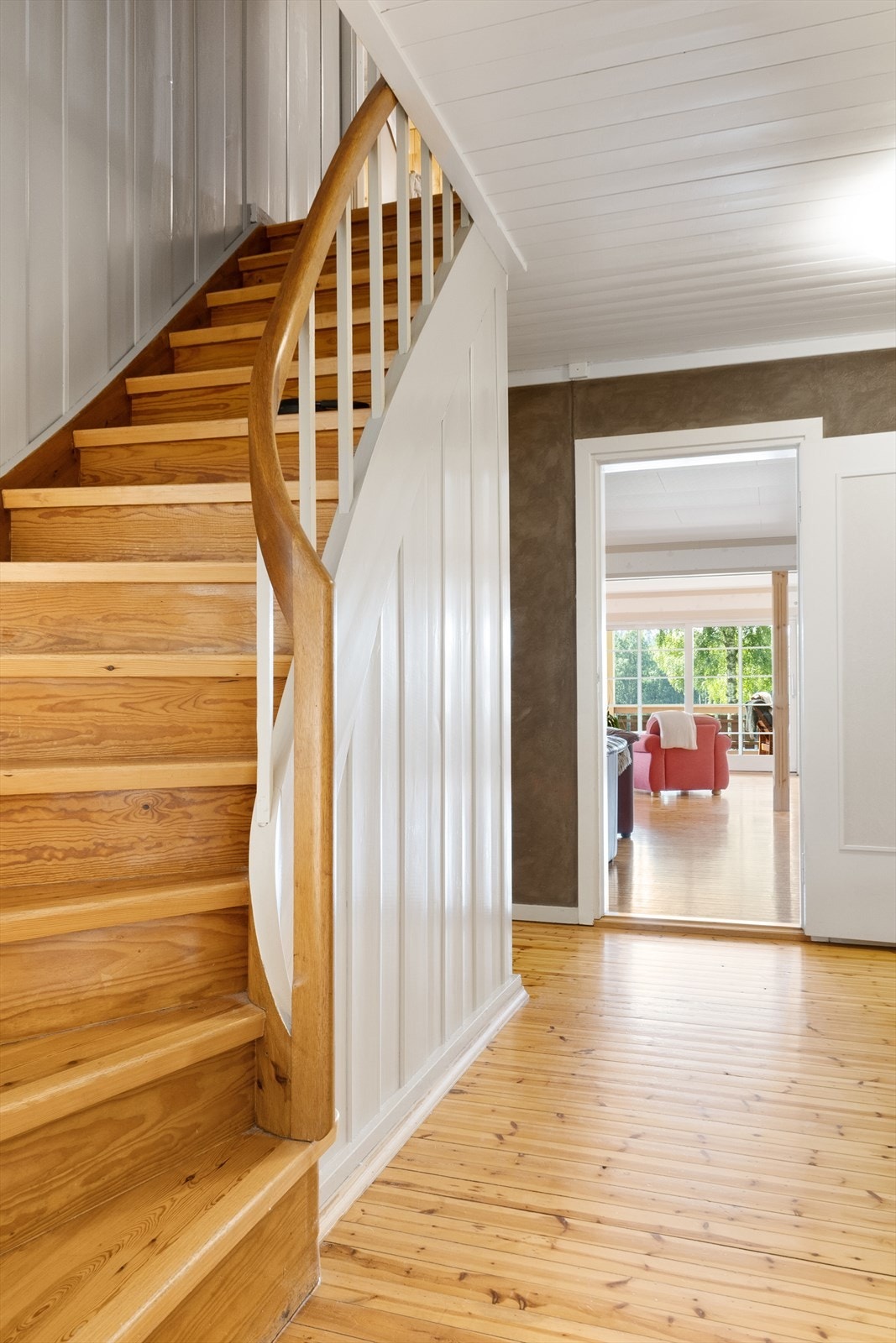 Fra gangen er det trappeadkomst til 2.etasje. Galleribilde