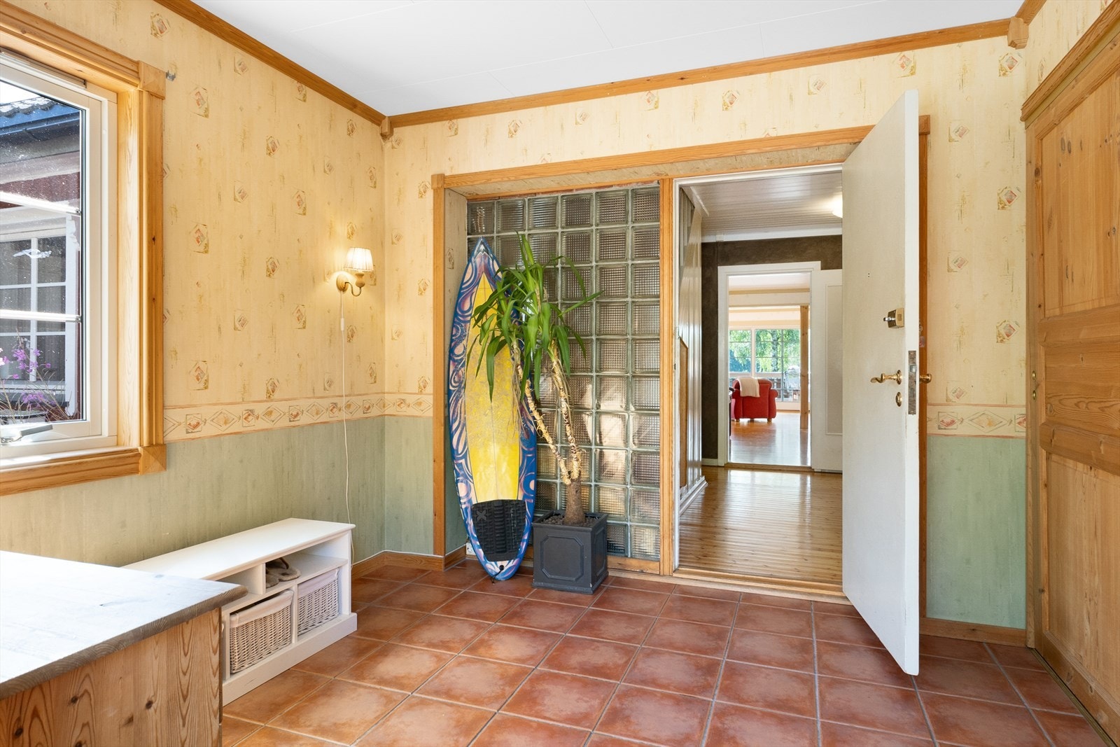 Romslig inngangsparti med god plass til oppbervaringsmøblement. Galleribilde