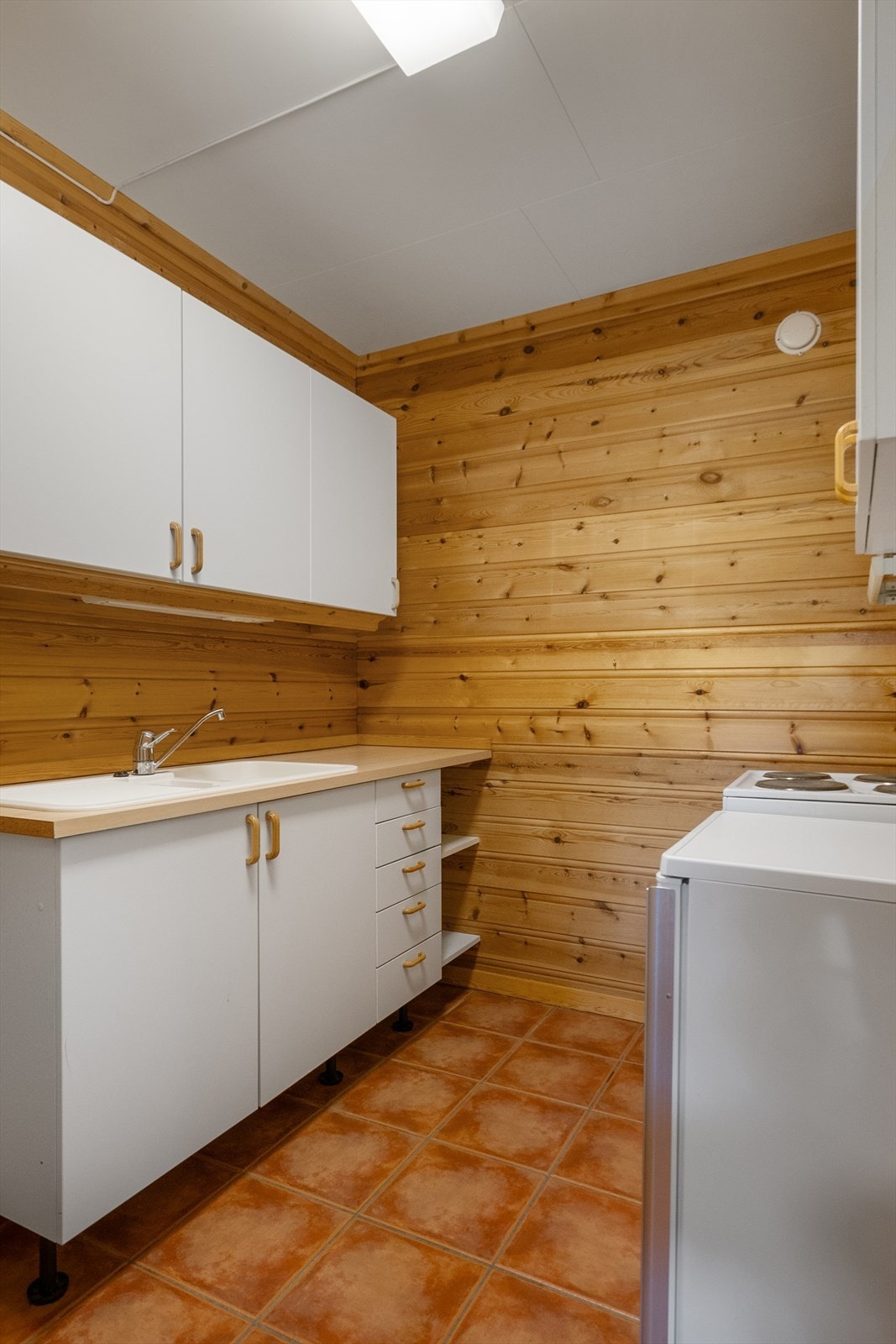 Enkel kjøkkeninnredning på kjøkken i sokkelkjeller. Galleribilde