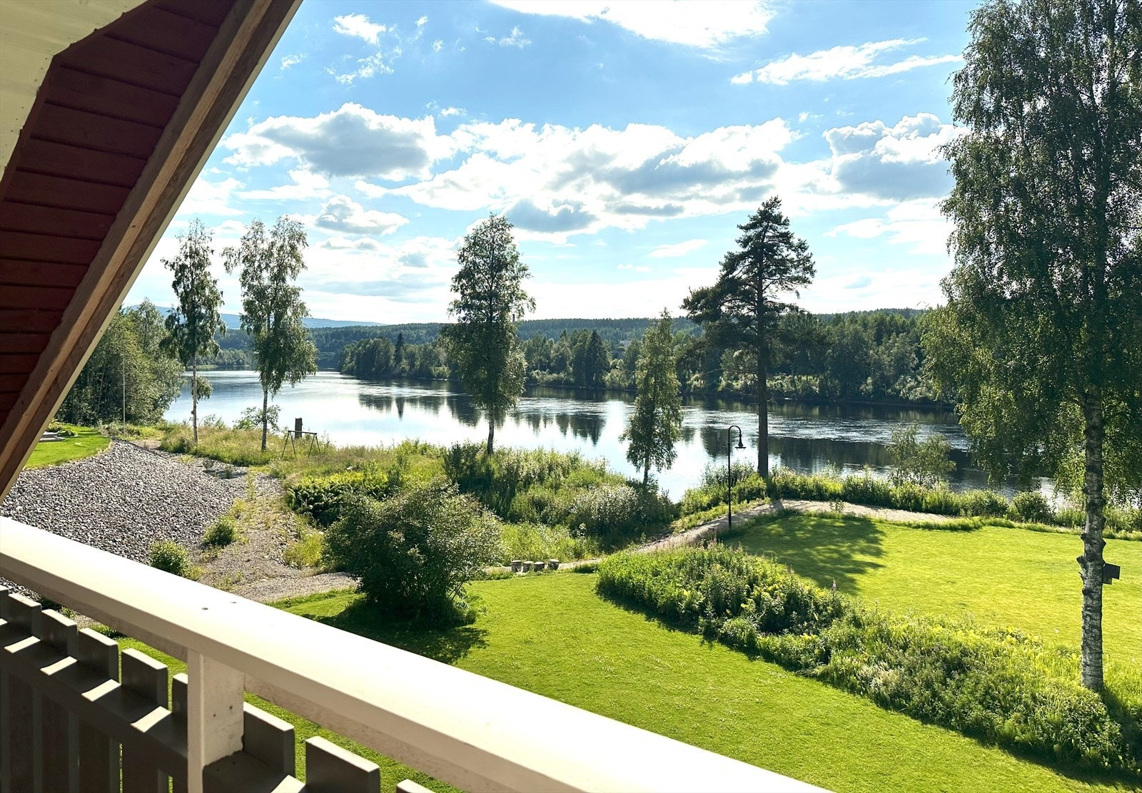 Flott utsikt fra balkongen i 2.etasje. Galleribilde