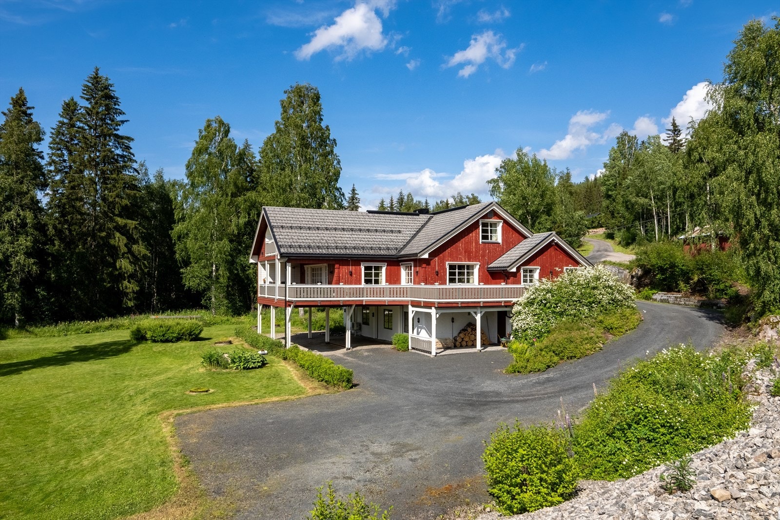 Enebolig over to plan med sokkelkjeller. Galleribilde