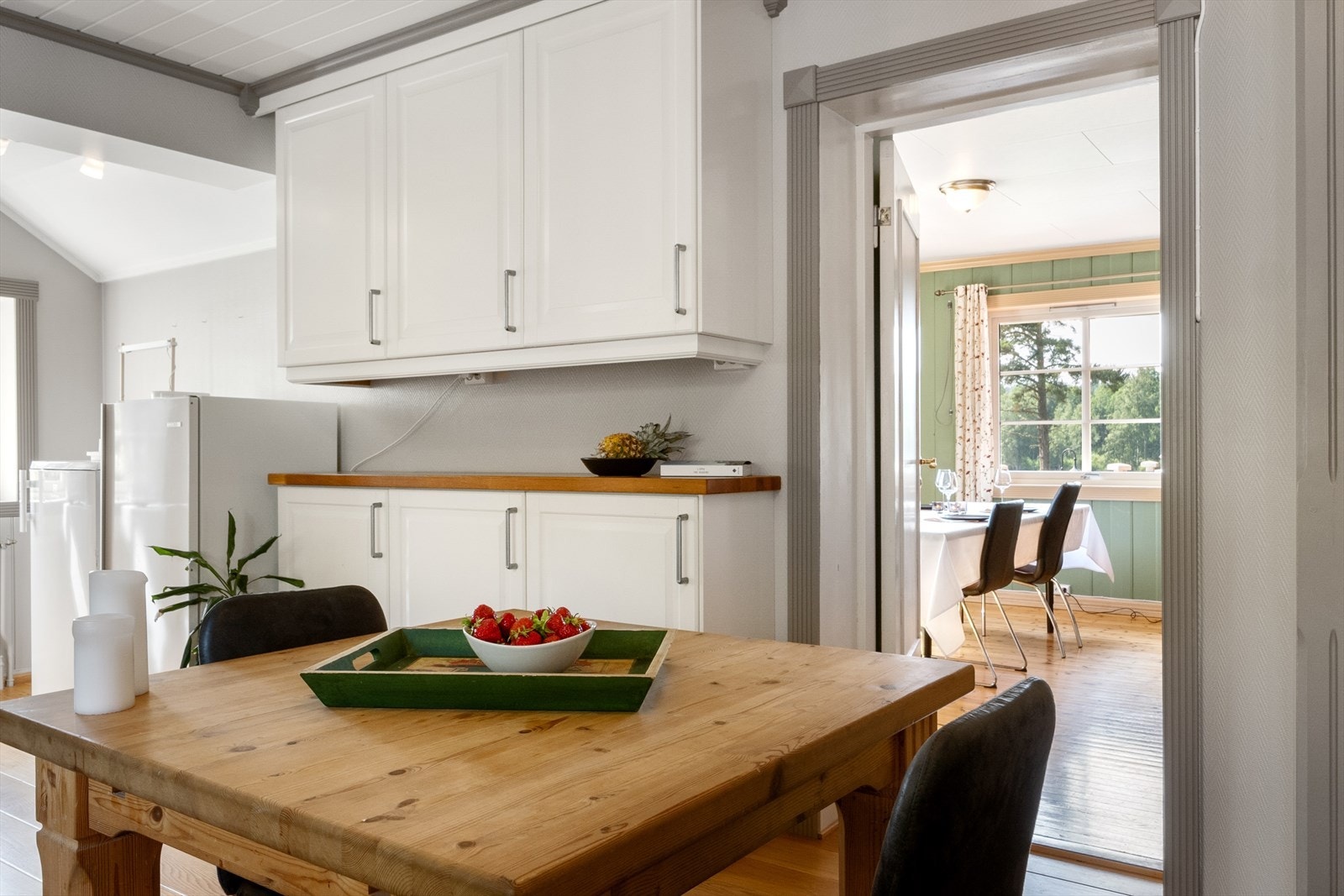 Fra kjøkkenet er det adkomst til spisestue. Galleribilde