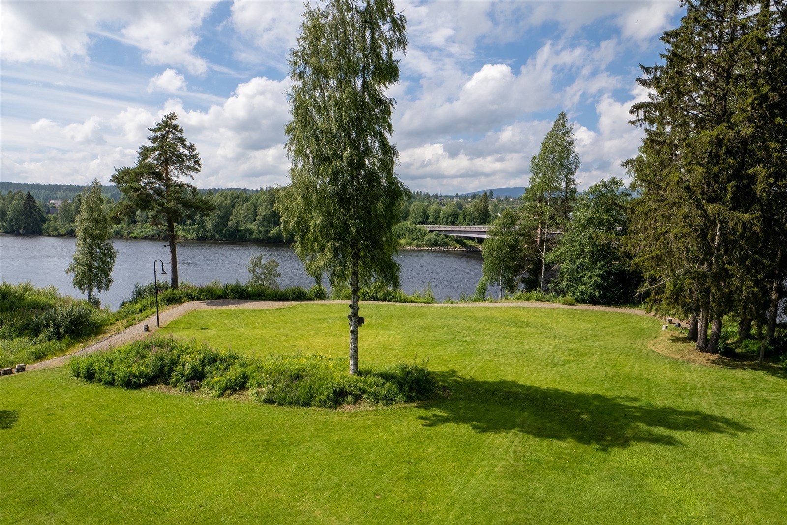 Romslig, solrik tomt. Galleribilde