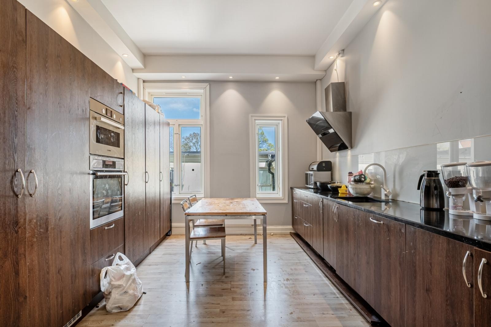 Kjøkken med rikelig benk og skapplass. Galleribilde