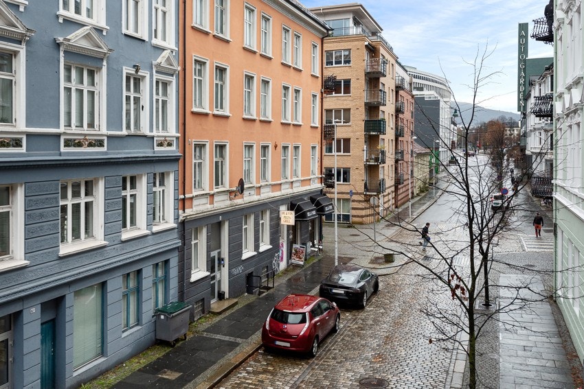 Fasade. Leiligheten ligger fint til rett ved dagligvarebutikk. Du finner også Sats rett i nærheten, samt flere spisesteder. Galleribilde