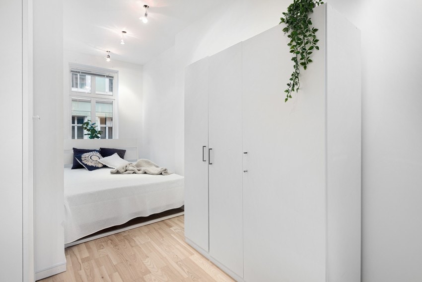 Pent soverom som gir plass til seng, garderobe og skrivebord Galleribilde