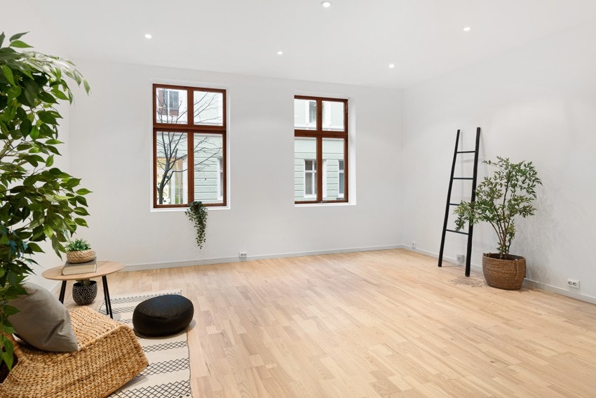 Stor og lys stue med store vinduer Galleribilde