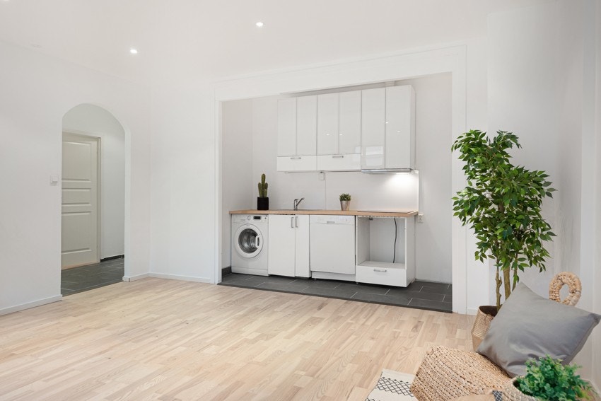 Kjøkkenet er plassert i nisje, og har innredning fra Ikea med glassfronter. Galleribilde
