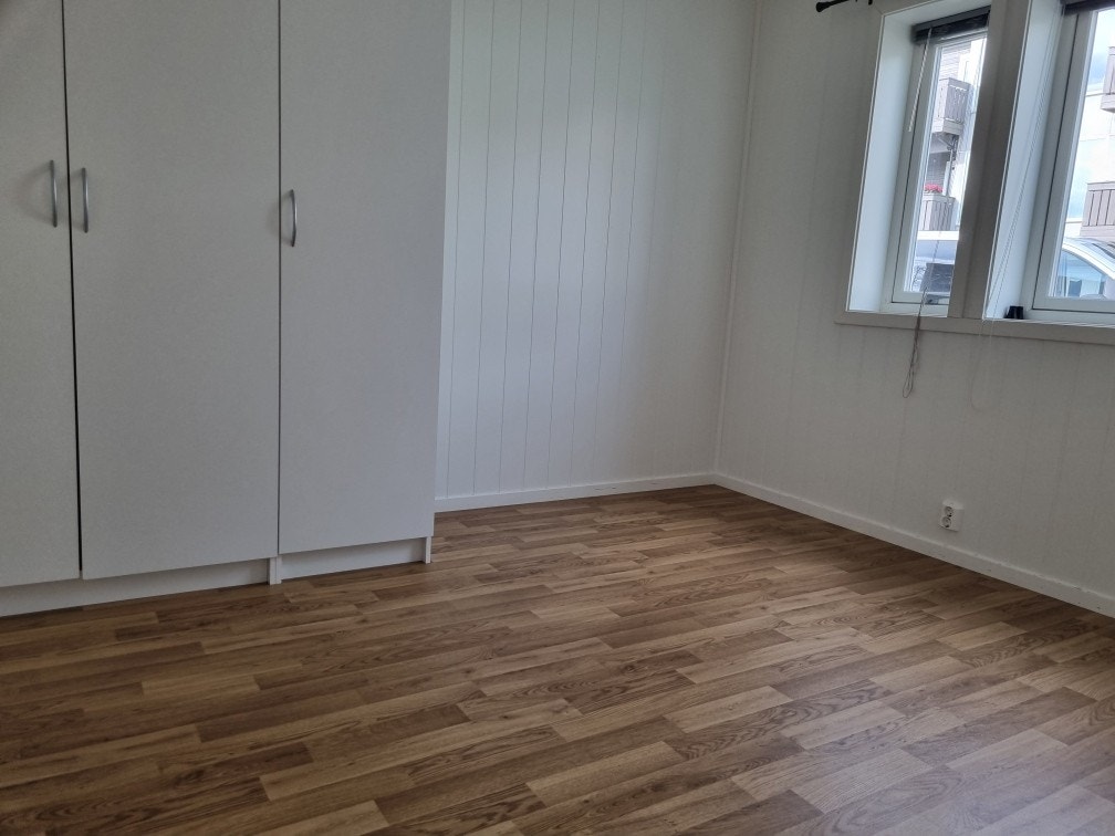 Soverom 2 med garderobeskap Galleribilde