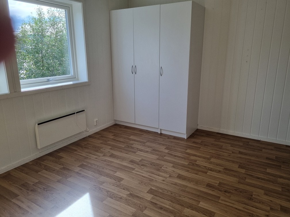 Soverom 1 med garderobeskap Galleribilde