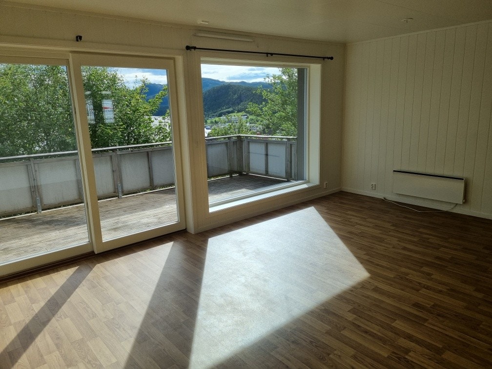 Stue med tilknyttet balkong med utsikt over Kolvereidvågen Galleribilde