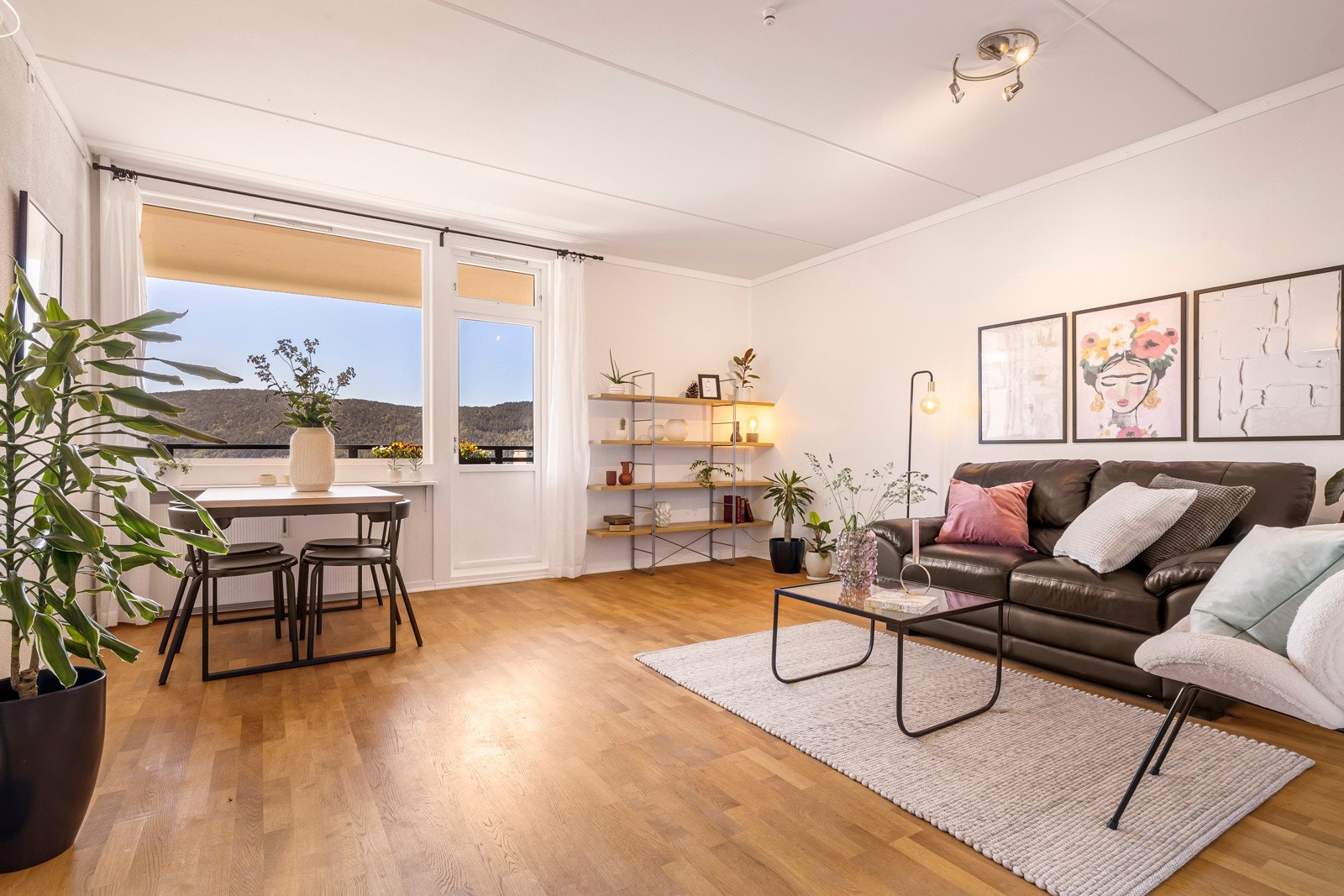 Stuen er lys og innbydende, og utformingen gjør den enkel å møblere. Galleribilde