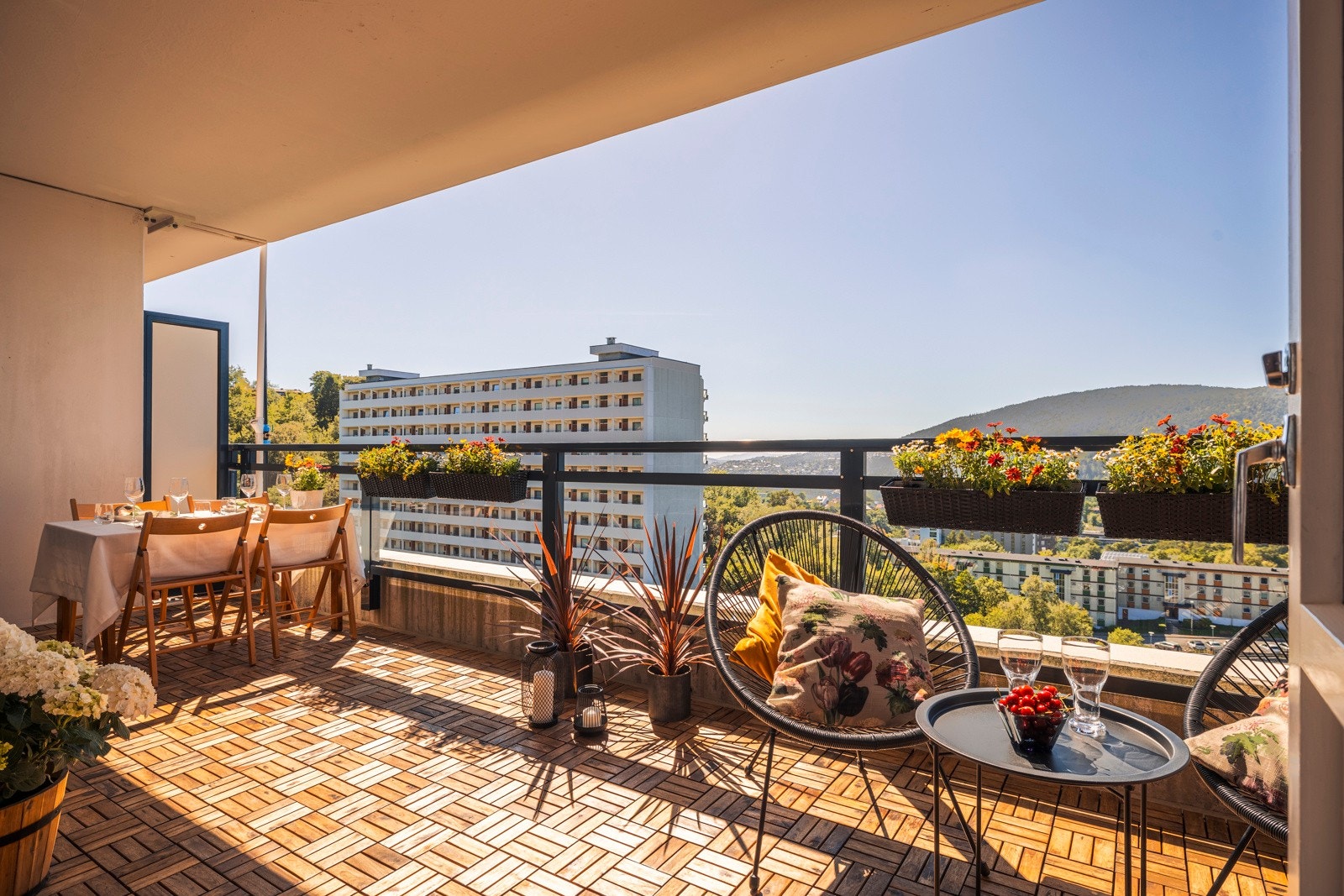 Balkongen vender vest, og har meget gode sol- og utsiktsforhold. Galleribilde