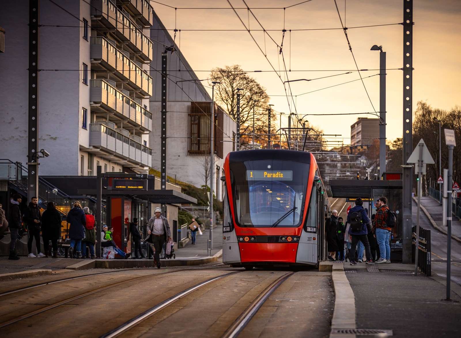 Holdeplass for både buss og bybane ligger like i nærheten, noe som gjør det enkelt å farte rundt i hverdagen. Galleribilde