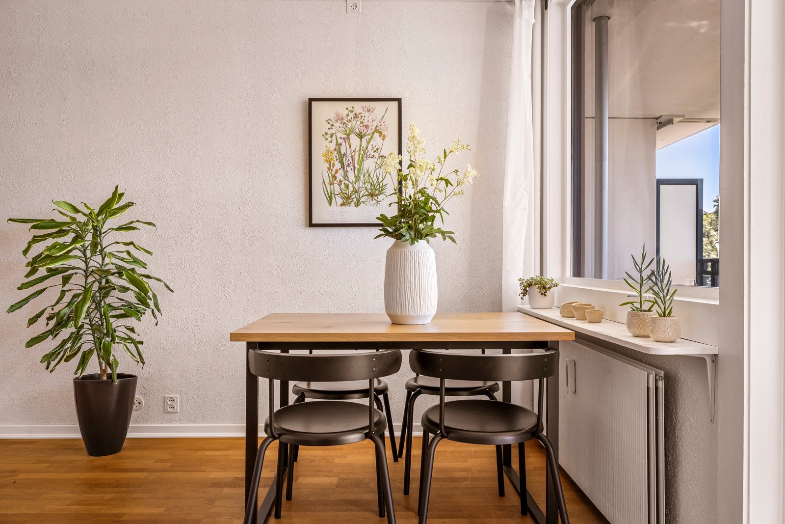 Her er det godt med plass til både sofagruppe og spisebord. Galleribilde