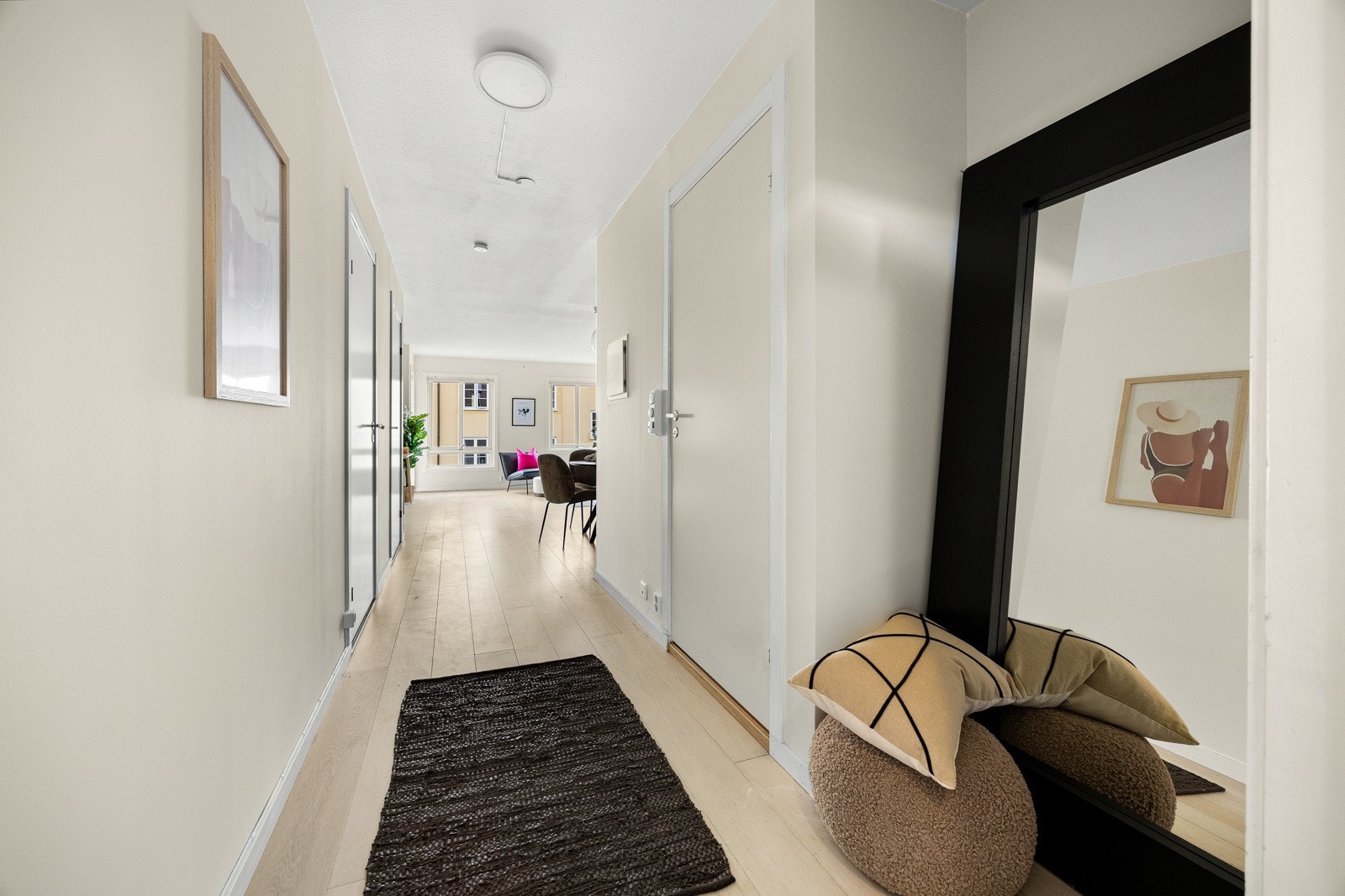 Entréen oppleves som lys med gode oppbevaringsmuligheter for sko- og yttertøy. Galleribilde