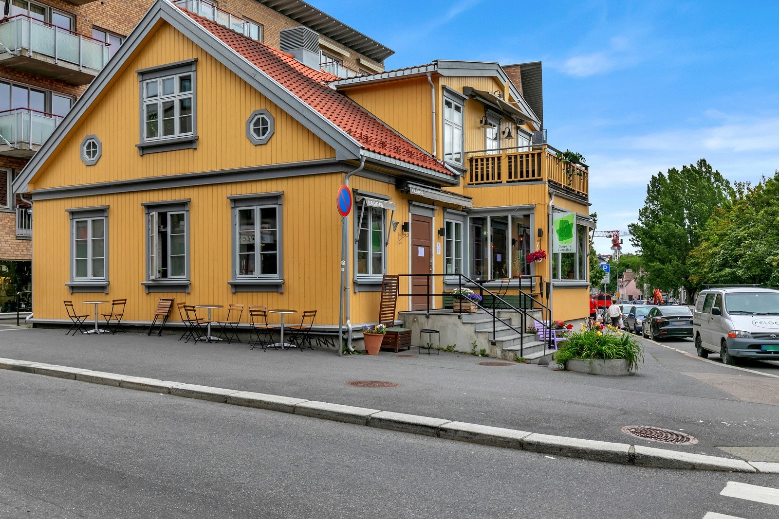 Sagene Lunsjbar byr på lokal kulinarisk opplevelse og ligger innen kort rekkevidde. Galleribilde