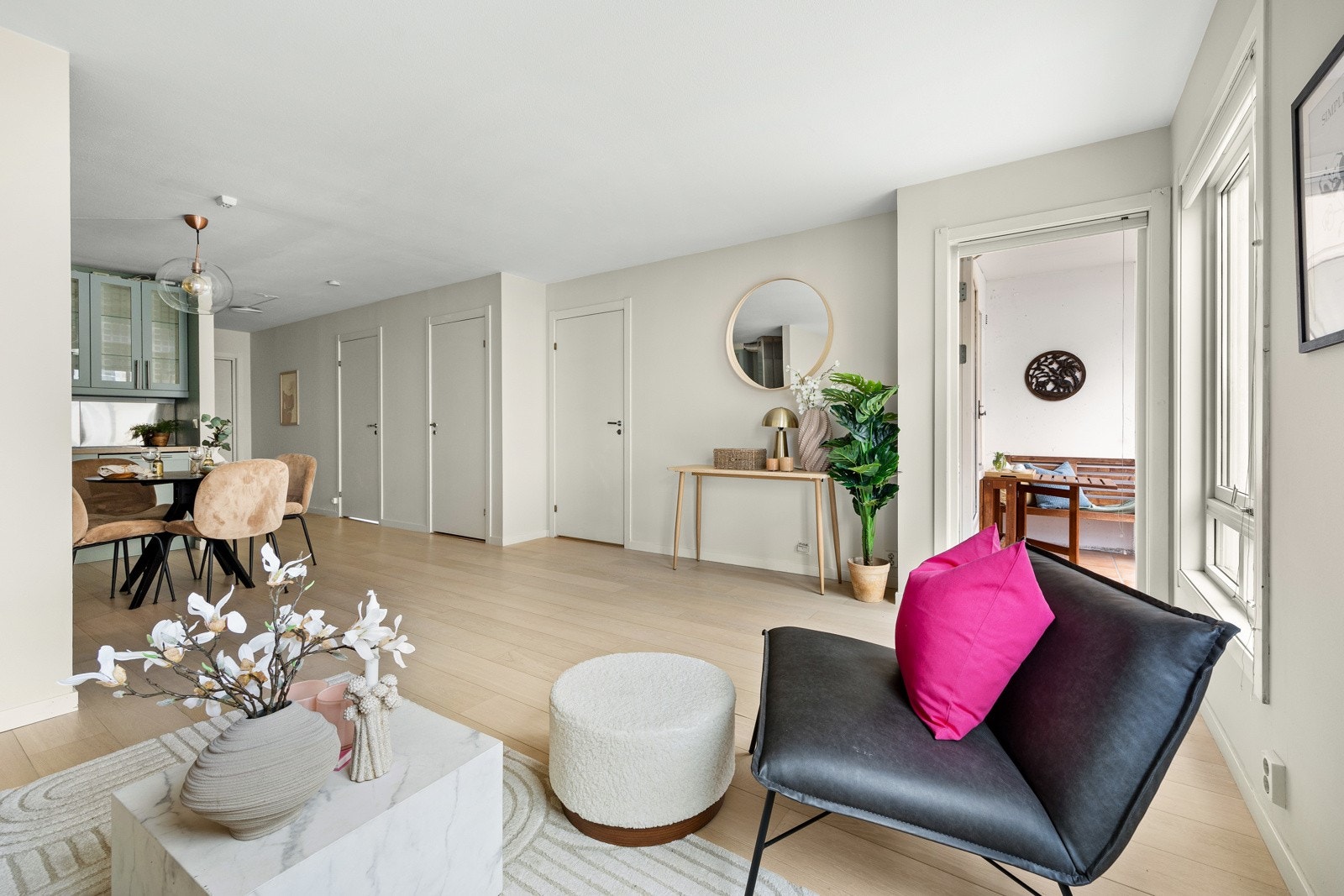 Her er det god plass til sofagruppe og tv-møblement Galleribilde