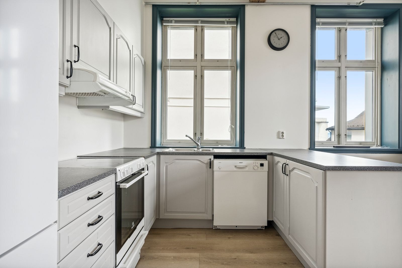 Kjøkkenet har alt av hvitevarer, men kjøkkenutstyr medfølger ikke. Galleribilde