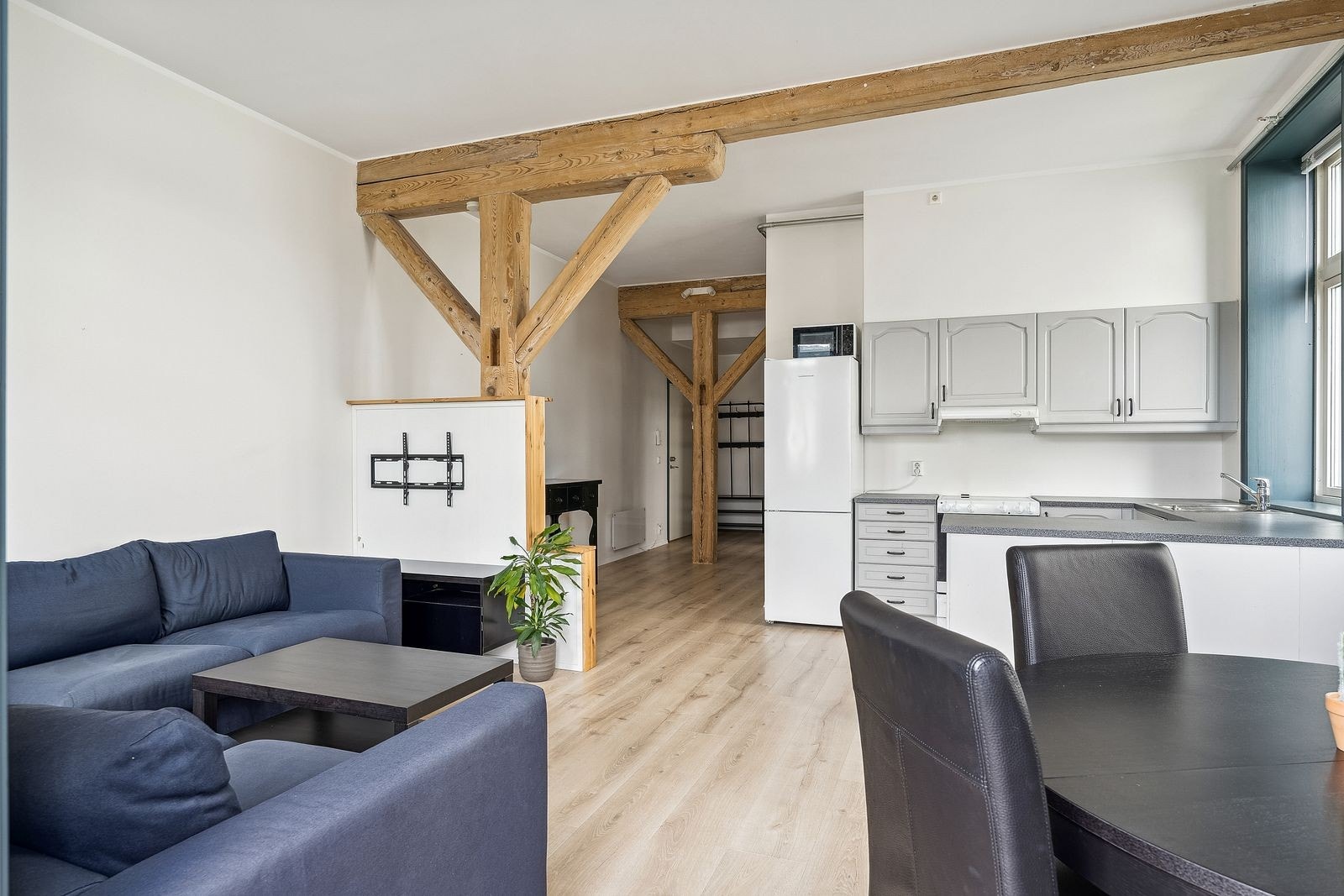 Stuen er møblert med sovesofa, sofabord og tv-benk. Utgang til balkong fra spisestue. Galleribilde