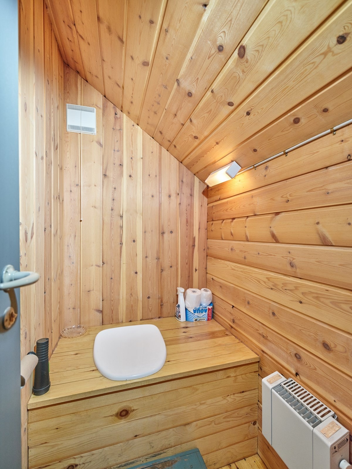 Utedo i annekset. Galleribilde