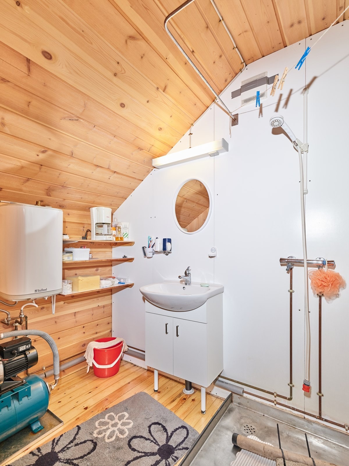 Hygienerom i annekset med enkel hyttedusj og servant. Galleribilde