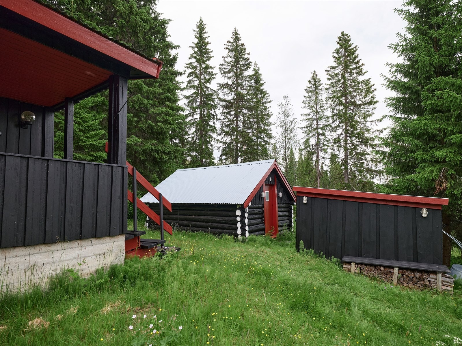 Det er også et anneks og en bod på tomten. Galleribilde
