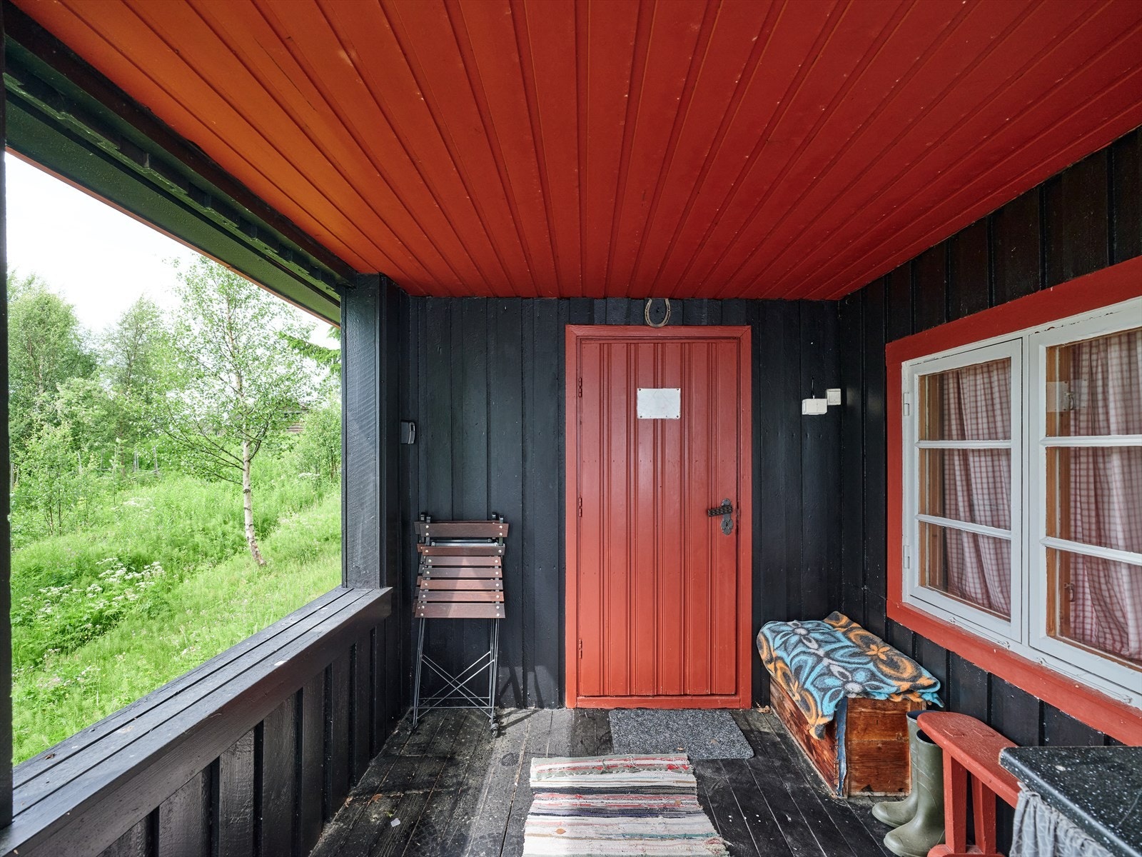 Overbygget, koselig inngangsparti. Galleribilde