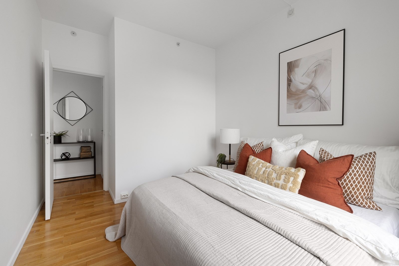 Her er det god plass til dobbeltseng og garderobeskap Galleribilde