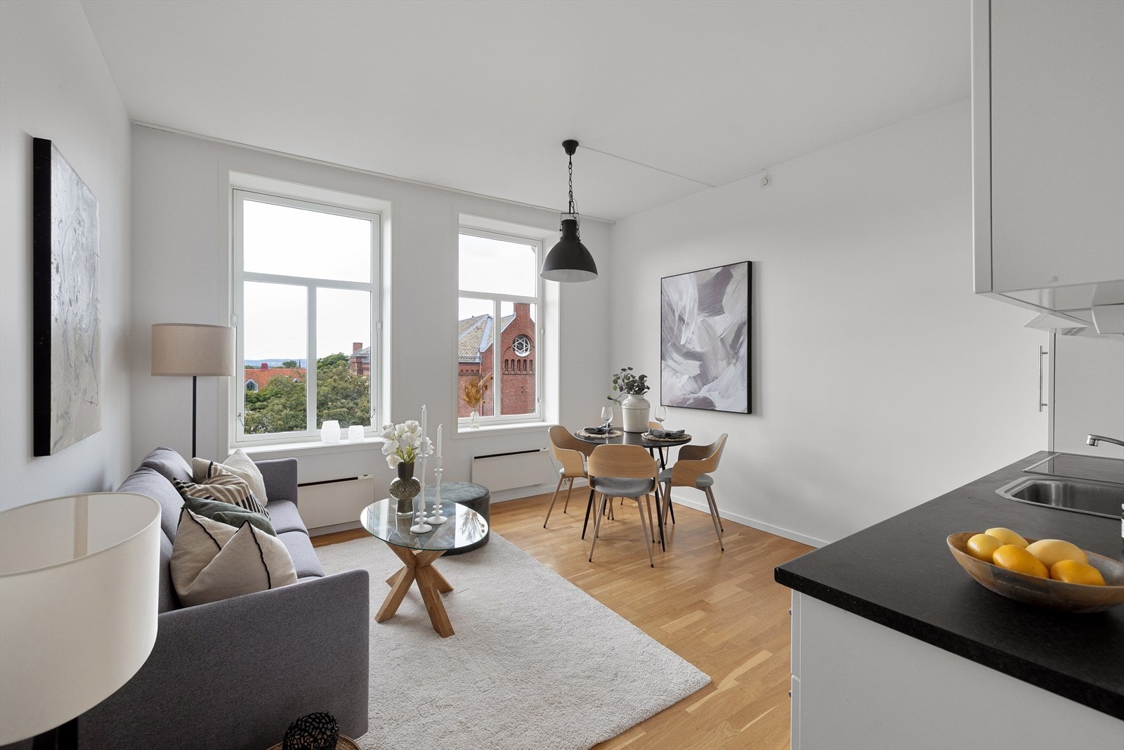 Her får man god plass til både sofa- og spisegruppe Galleribilde