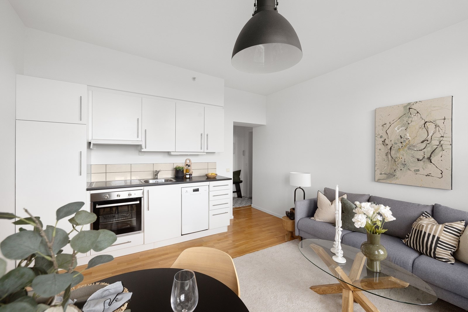 Kjøkkenet er i åpen løsning og har integrerte hvitevarer Galleribilde