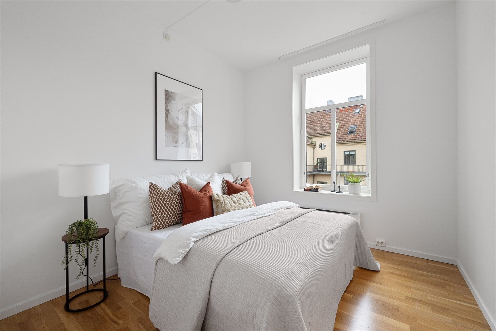 Romslig hovedsoverom som vender mot bakgård Galleribilde