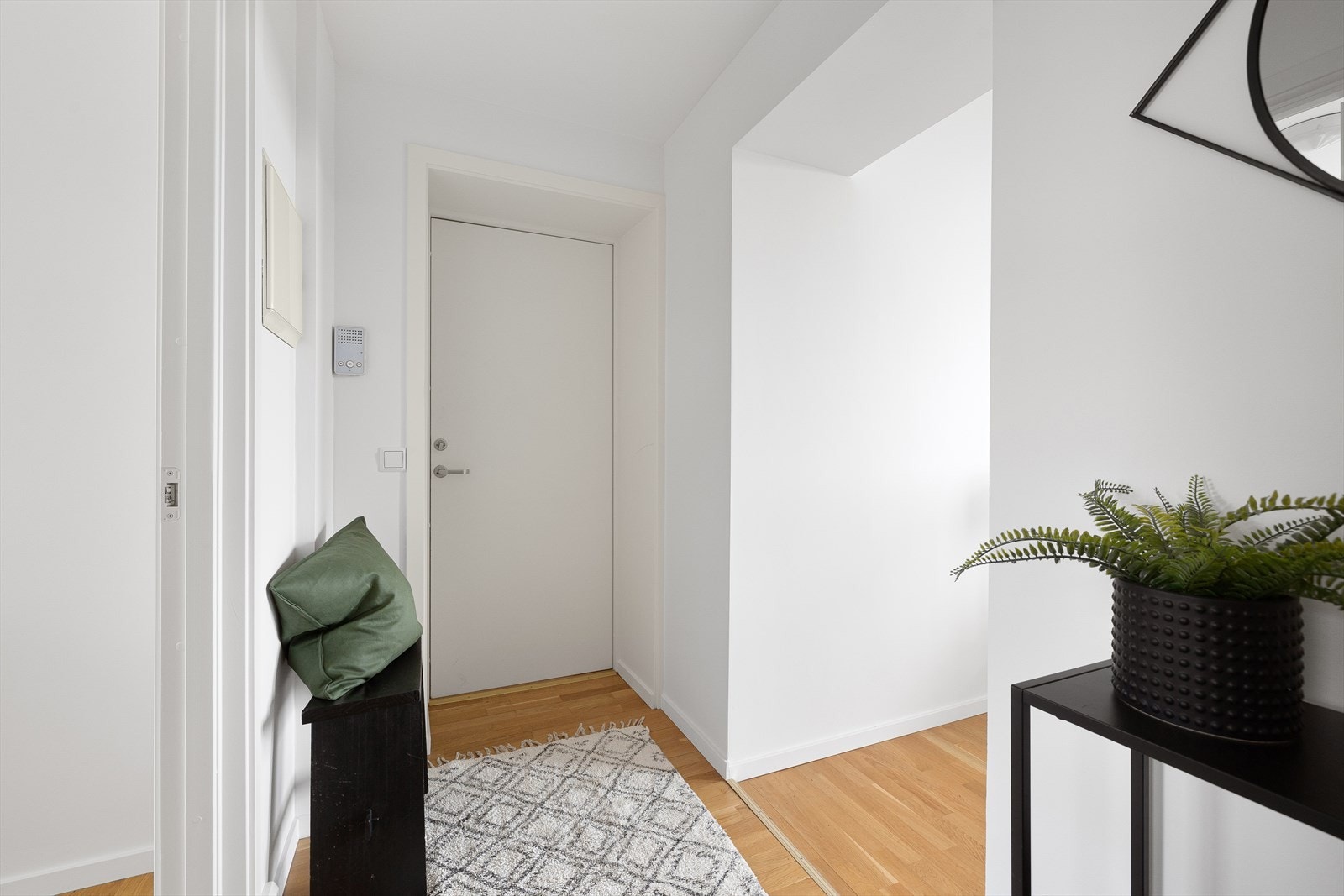 Entréen har god plass til oppbevaring av yttertøy Galleribilde